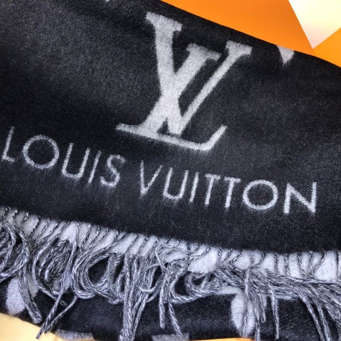 Louis Vuitton Scarf LV00038